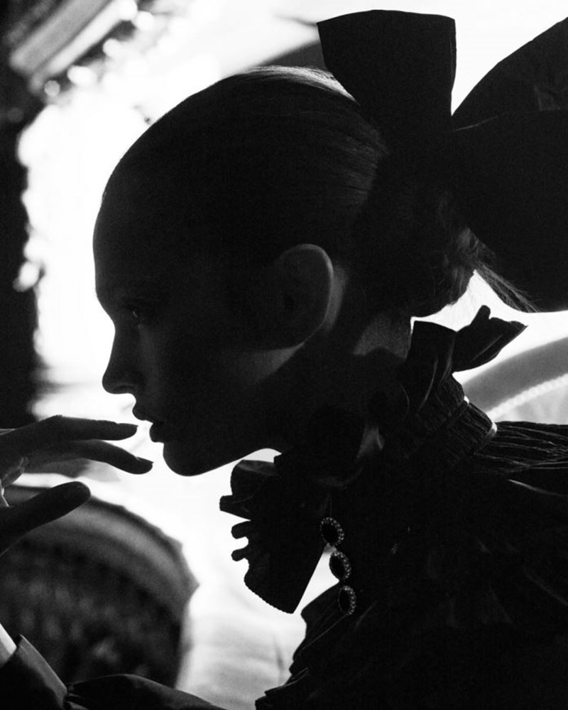 Chanel Fall - Winter Haute Couture 2024/2025: Μία πρώτη ματιά στη νέα θεατρική συλλογή του γαλλικού οίκου - εικόνα 1