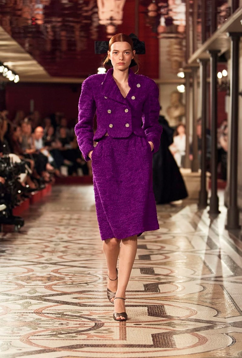 Chanel Fall - Winter Haute Couture 2024/2025: Μία πρώτη ματιά στη νέα θεατρική συλλογή του γαλλικού οίκου - εικόνα 5