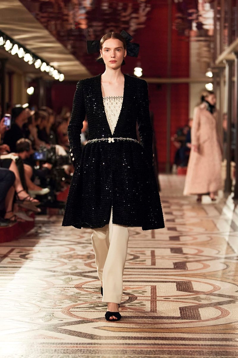 Chanel Fall - Winter Haute Couture 2024/2025: Μία πρώτη ματιά στη νέα θεατρική συλλογή του γαλλικού οίκου - εικόνα 6