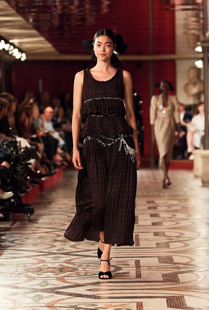 Chanel Fall - Winter Haute Couture 2024/2025: Μία πρώτη ματιά στη νέα θεατρική συλλογή του γαλλικού οίκου - εικόνα 8