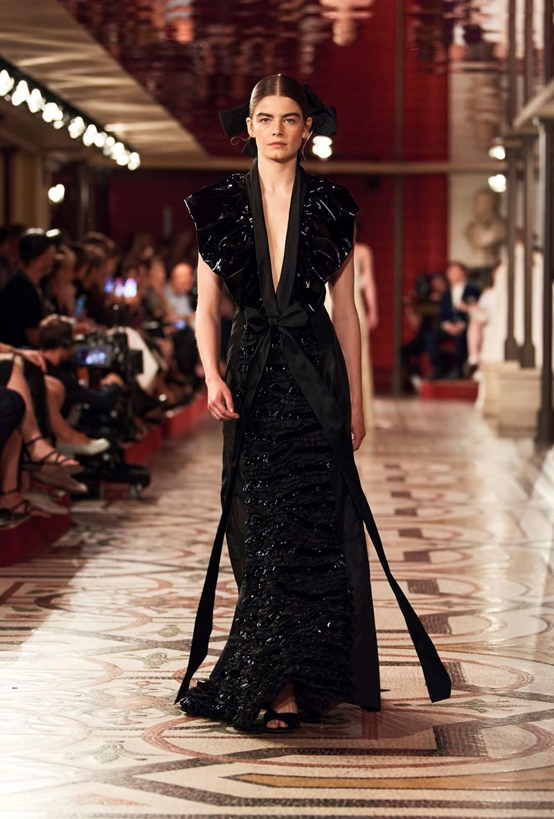 Chanel Fall - Winter Haute Couture 2024/2025: Μία πρώτη ματιά στη νέα θεατρική συλλογή του γαλλικού οίκου - εικόνα 9
