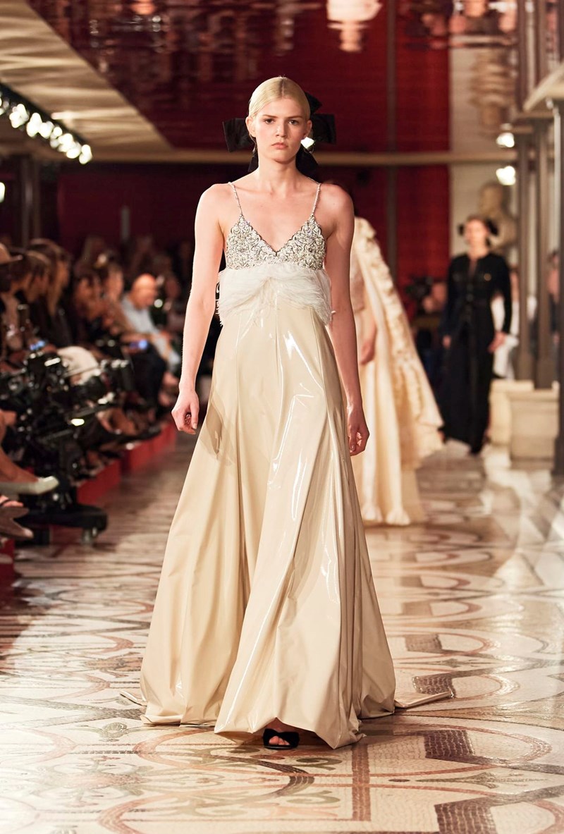 Chanel Fall - Winter Haute Couture 2024/2025: Μία πρώτη ματιά στη νέα θεατρική συλλογή του γαλλικού οίκου - εικόνα 10