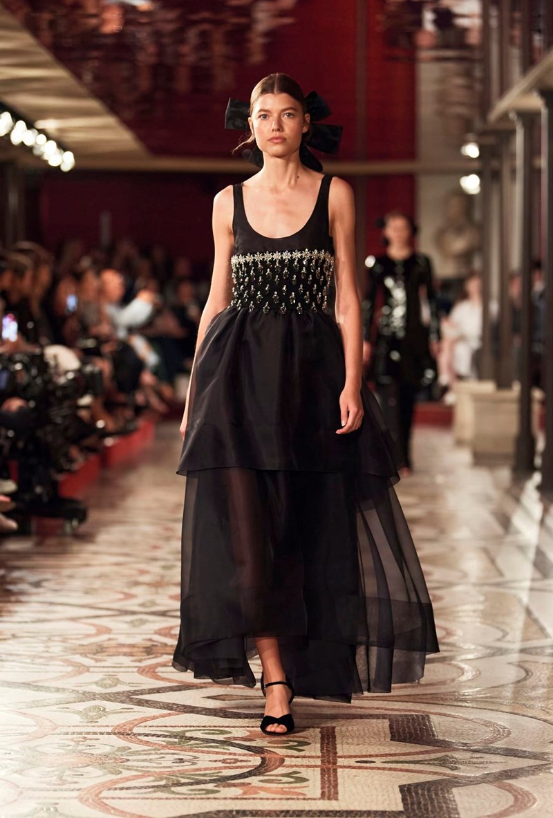 Chanel Fall - Winter Haute Couture 2024/2025: Μία πρώτη ματιά στη νέα θεατρική συλλογή του γαλλικού οίκου - εικόνα 16