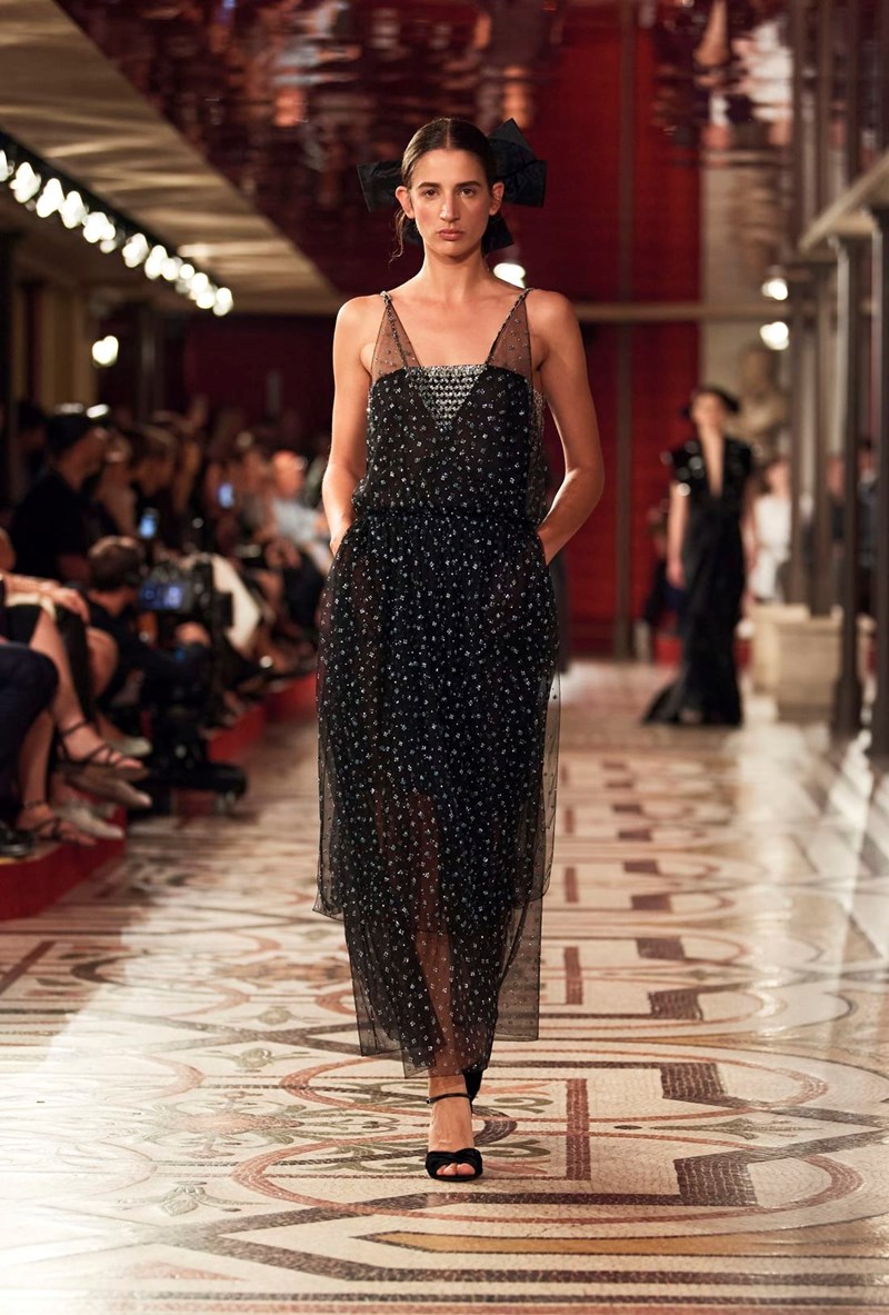 Chanel Fall - Winter Haute Couture 2024/2025: Μία πρώτη ματιά στη νέα θεατρική συλλογή του γαλλικού οίκου - εικόνα 17