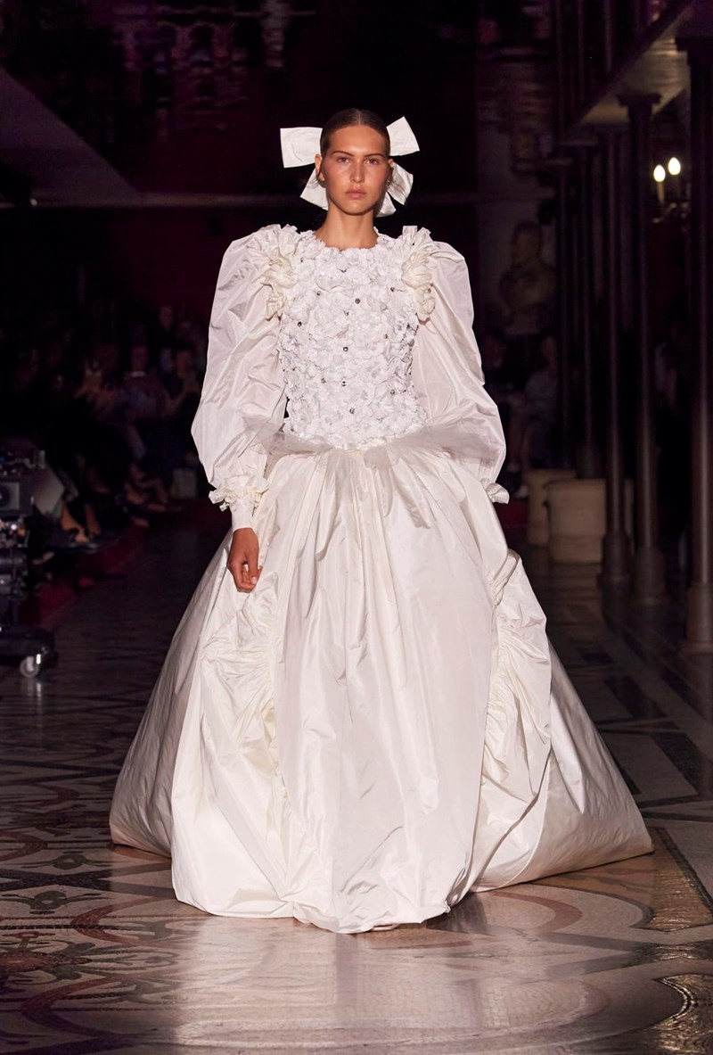 Chanel Fall - Winter Haute Couture 2024/2025: Μία πρώτη ματιά στη νέα θεατρική συλλογή του γαλλικού οίκου - εικόνα 18