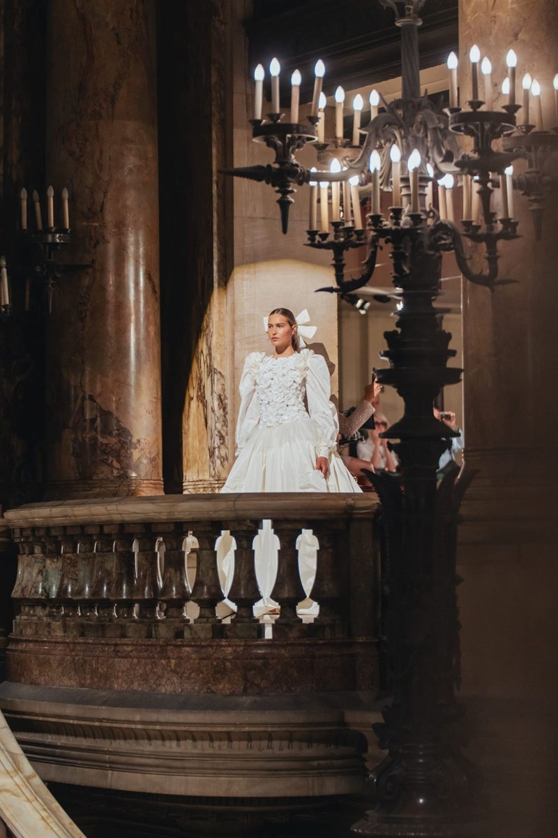 Chanel Fall - Winter Haute Couture 2024/2025: Μία πρώτη ματιά στη νέα θεατρική συλλογή του γαλλικού οίκου - εικόνα 3