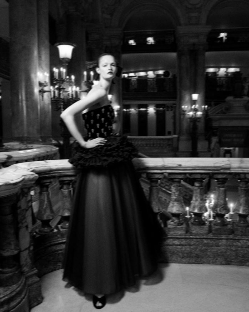 Chanel Fall - Winter Haute Couture 2024/2025: Μία πρώτη ματιά στη νέα θεατρική συλλογή του γαλλικού οίκου - εικόνα 2