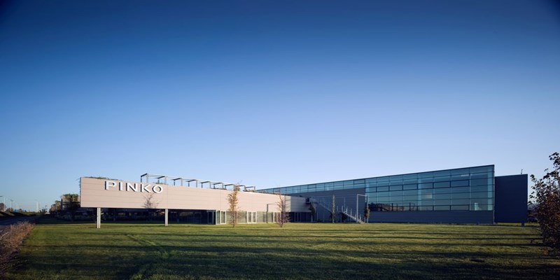 “Με τη μόδα πάντα είχα μια φυσική και αυθόρμητη σχέση”: Η καλλιτεχνική διευθύντρια της Pinko, Caterina Negra, μιλάει αποκλειστικά στο ELLE - εικόνα 1