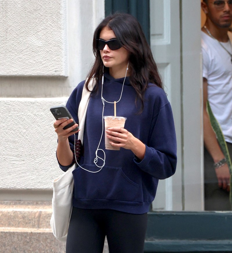 Brunette glazed hair: Η Kaia Gerber υιοθέτησε την πιο hot καστανή απόχρωση - εικόνα 2