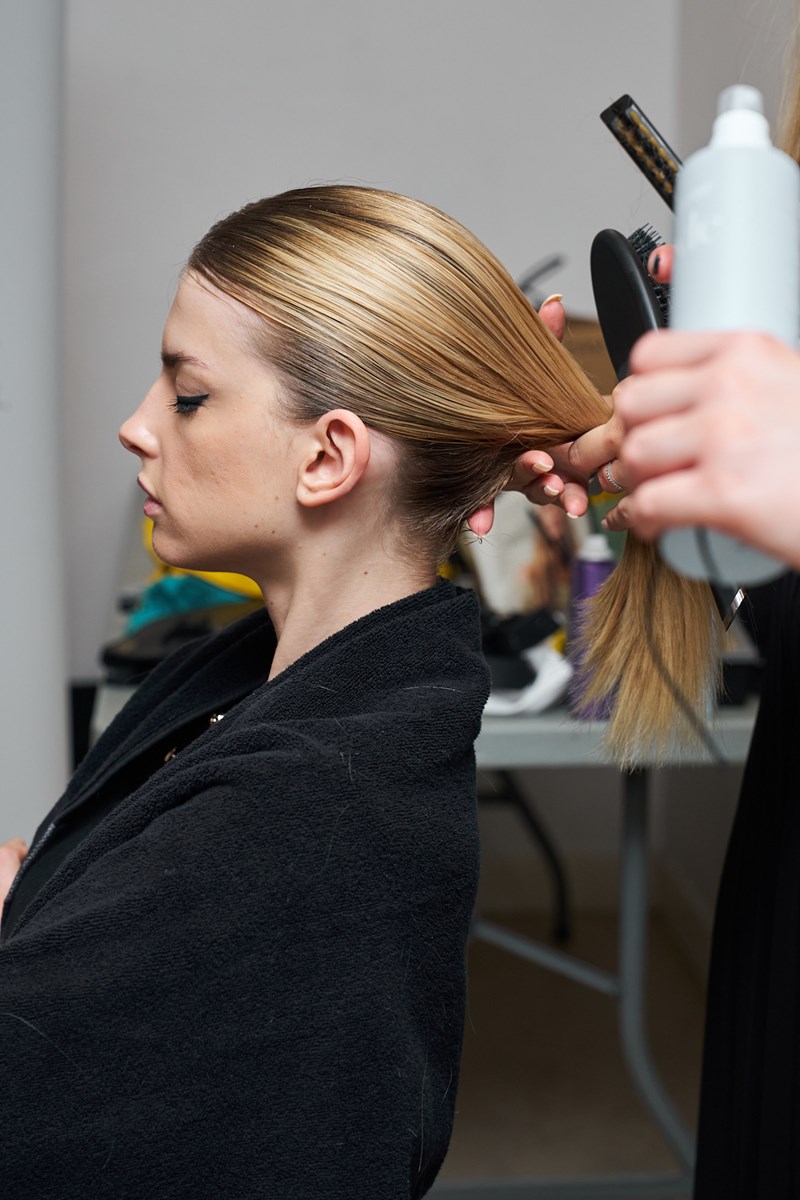 Ίσια μαλλιά: Τα μυστικά για άψογο styling το καλοκαίρι - εικόνα 1