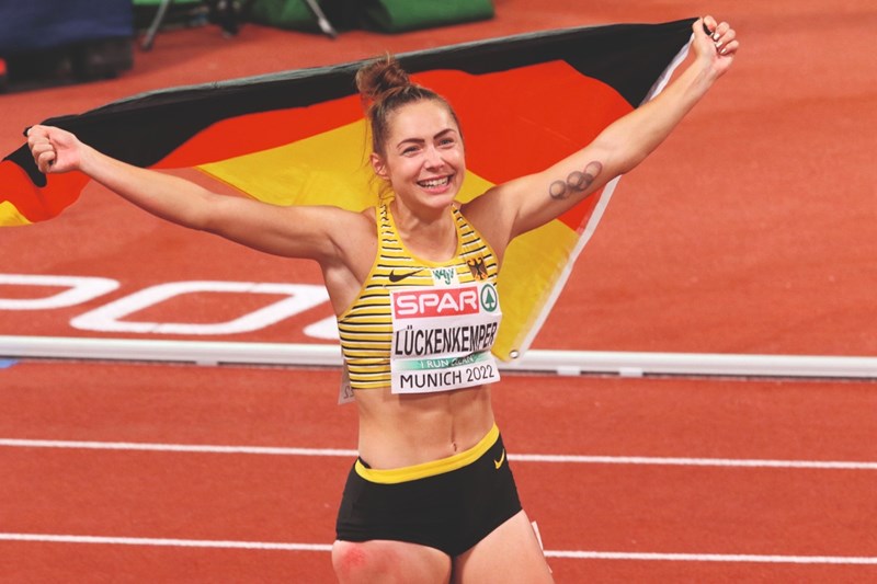 Ολυμπιακοί Αγώνες 2024: Οι αθλήτριες που τρέχοντας στα κουλουάρ του στίβου, εμπνέουν τις γυναίκες - εικόνα 2