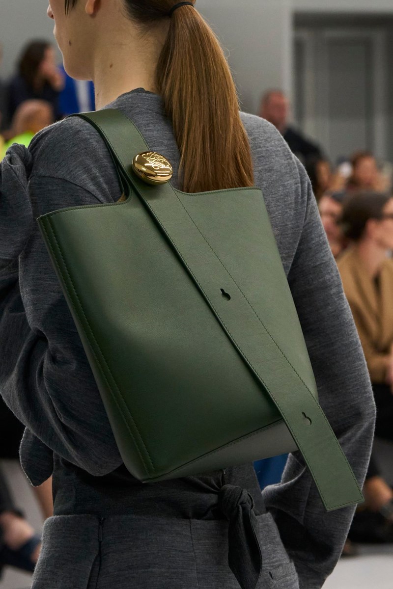 5 αποχρώσεις σε τσάντες που είναι hot αυτό το καλοκαίρι - εικόνα 1