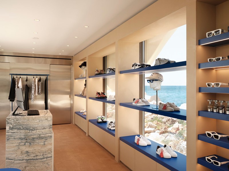 Off-White με θέα θάλασσα; Ανακάλυψε τη νέα μπουτίκ στην Astir Marina με exclusive συλλογές που δε θα βρεις αλλού - εικόνα 2