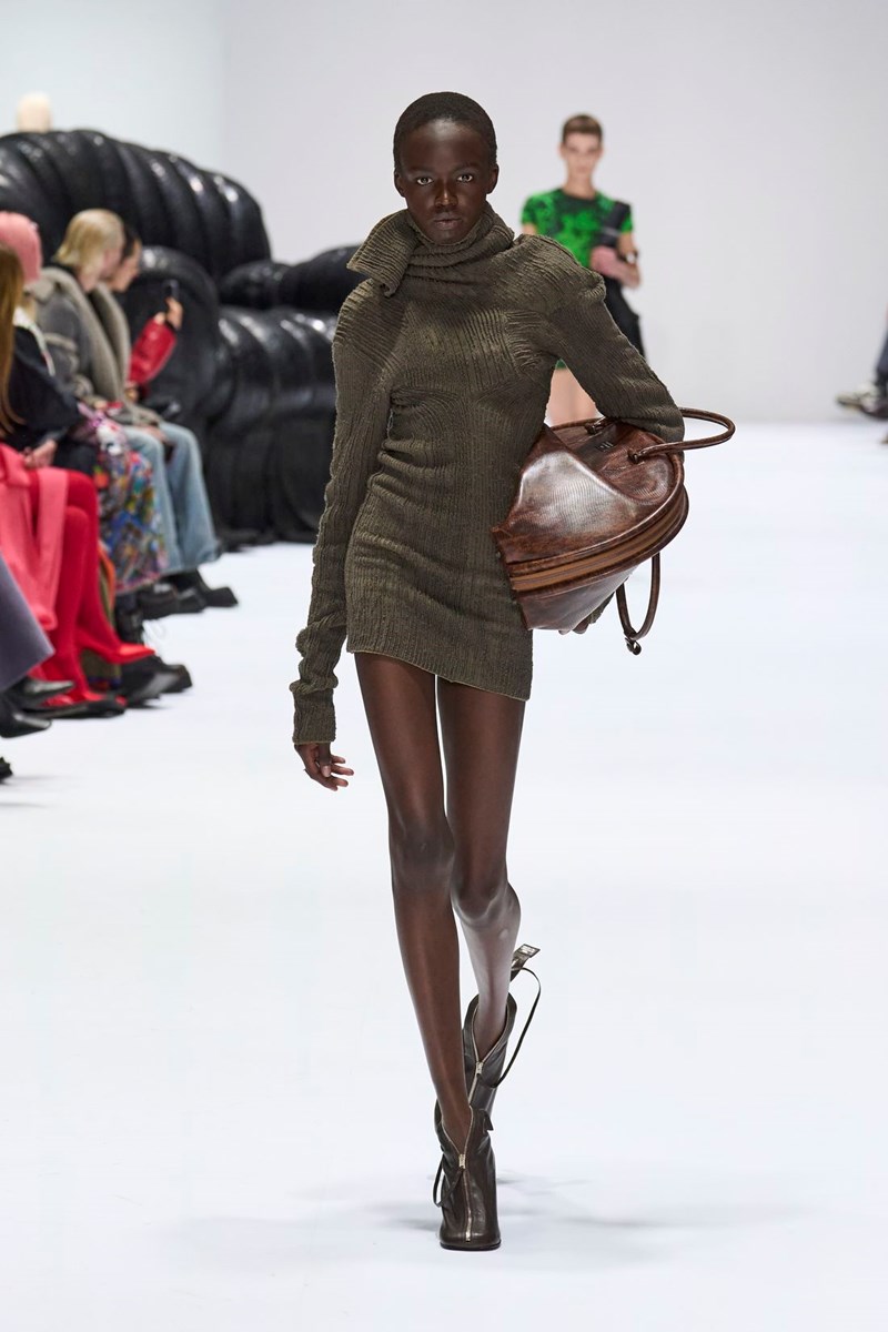 Η "ρεαλιστική" τάση στις τσάντες που θα δοκιμάσουμε αυτό το φθινόπωρο - εικόνα 8