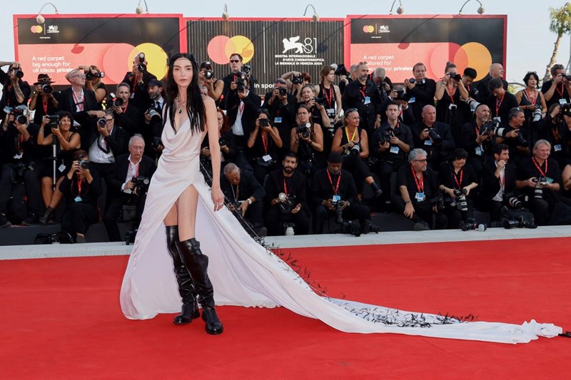 Φεστιβάλ Κινηματογράφου Βενετίας 2024: Οι εντυπωσιακές εμφανίσεις στο κόκκινο χαλί στην τελετή έναρξης - εικόνα 5