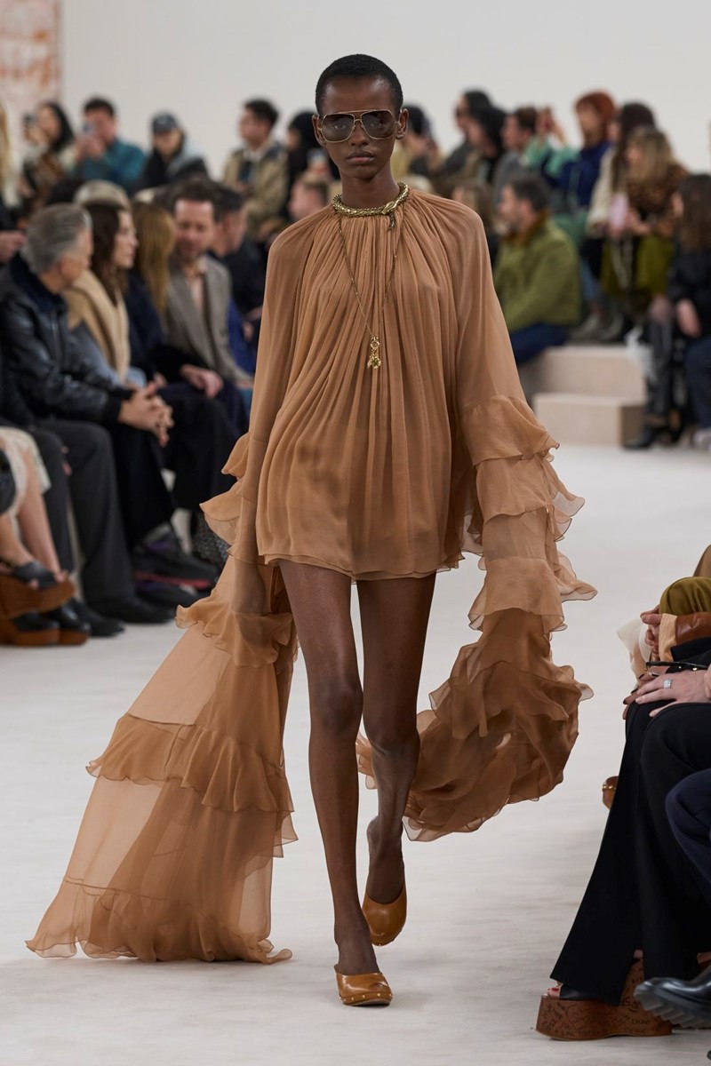 Βρήκαμε το boho φόρεμα που θα φοράς τώρα και όλο το φθινόπωρο - εικόνα 1