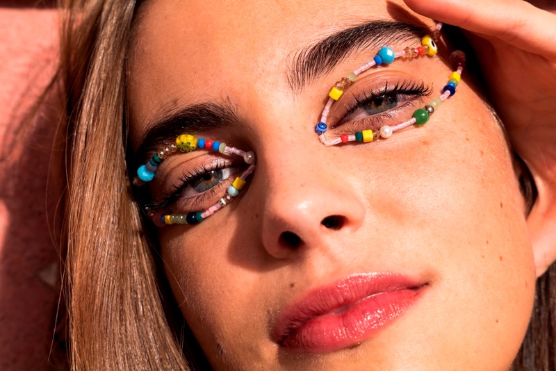 Candy Girl: Βάζουμε τα έντονα χρώματα και τα αξεσουάρ στο μακιγιάζ μας - εικόνα 1