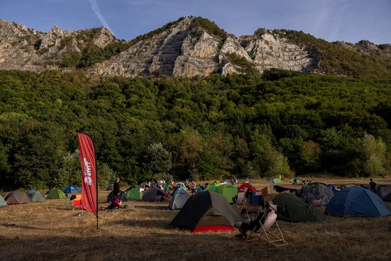 161 πεζοπόροι τιμούν τη 10η επέτειο της Fjällräven Vándortúra στα βουνά Bükk - εικόνα 1
