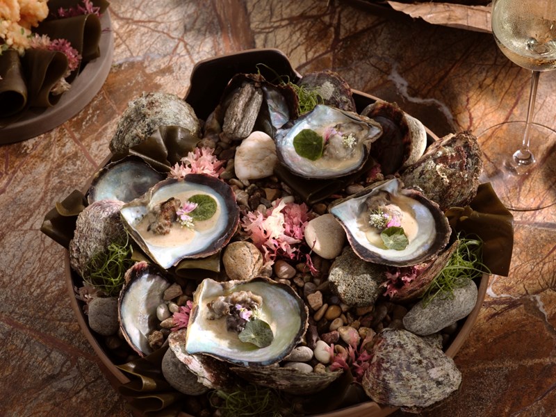 Bond Beach Club: Ένας παραδεισένιος all-day προορισμός στο One&Only Kéa Island - εικόνα 4