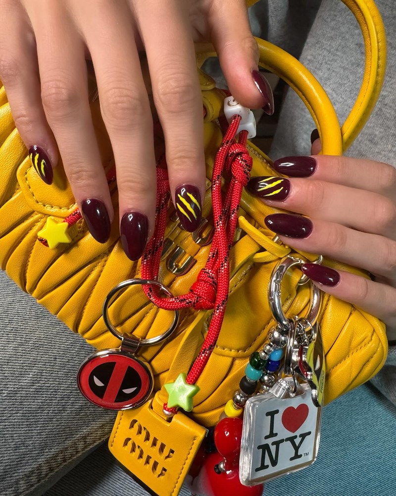 Η Gigi Hadid υιοθέτησε από τώρα με τον πιο stylish τρόπο το nail trend που θα βλέπουμε παντού το φθινόπωρο - εικόνα 1