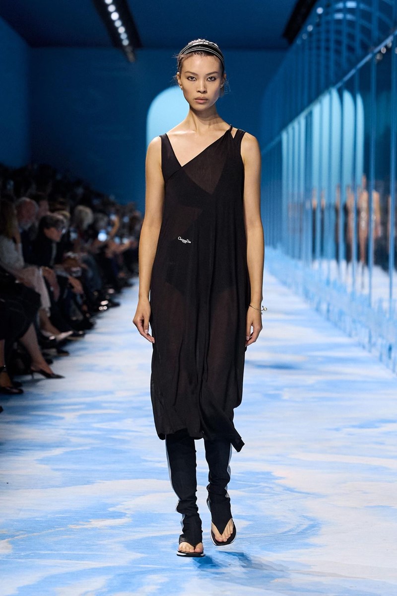 Dior SS25: Η επιβλητική ισχύς της σύγχρονης θηλυκότητας - εικόνα 3