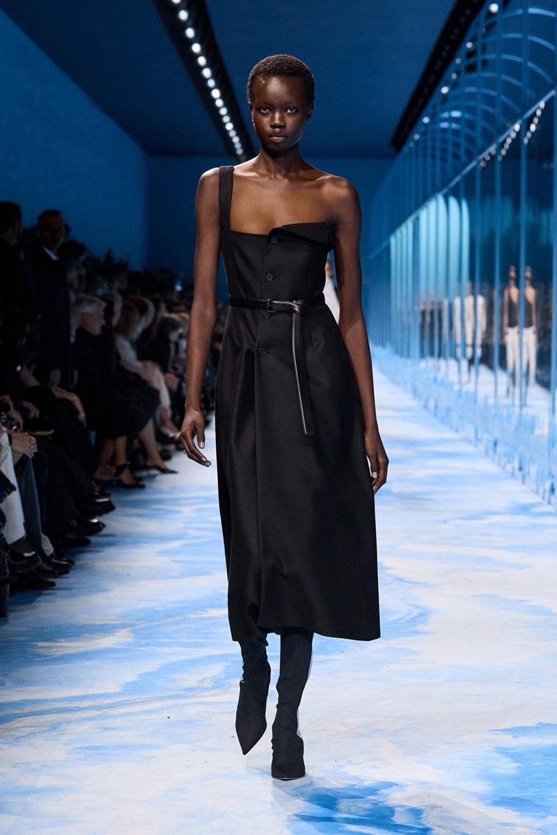 Dior SS25: Η επιβλητική ισχύς της σύγχρονης θηλυκότητας - εικόνα 5