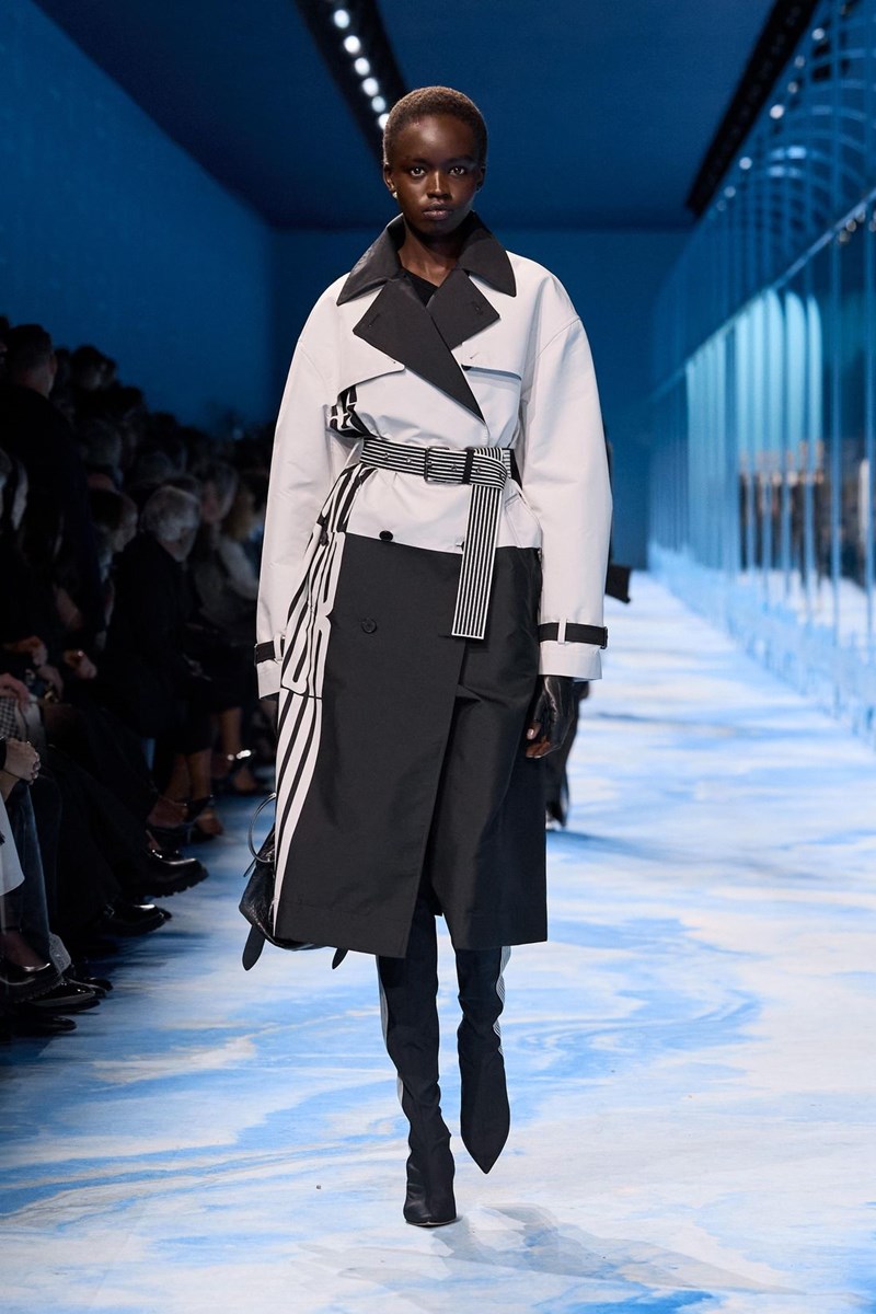 Dior SS25: Η επιβλητική ισχύς της σύγχρονης θηλυκότητας - εικόνα 6