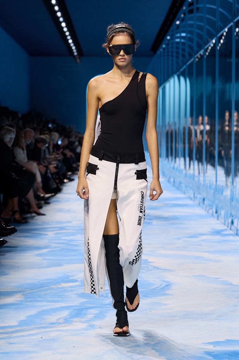 Dior SS25: Η επιβλητική ισχύς της σύγχρονης θηλυκότητας - εικόνα 7