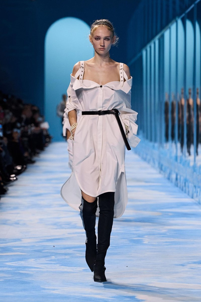 Dior SS25: Η επιβλητική ισχύς της σύγχρονης θηλυκότητας - εικόνα 8