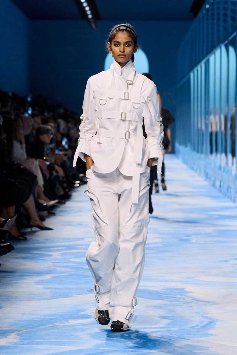 Dior SS25: Η επιβλητική ισχύς της σύγχρονης θηλυκότητας - εικόνα 9