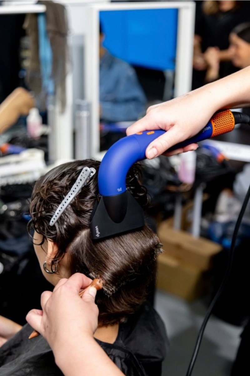 Milan Fashion Week: Όλα τα μυστικά πίσω από την εντυπωσιακή πλεξούδα που είδαμε στο show Etro SS25 - εικόνα 4