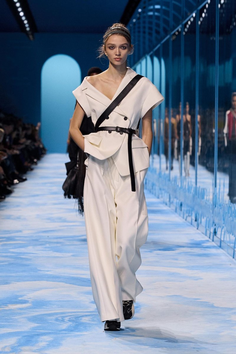 Dior SS25: Η επιβλητική ισχύς της σύγχρονης θηλυκότητας - εικόνα 10