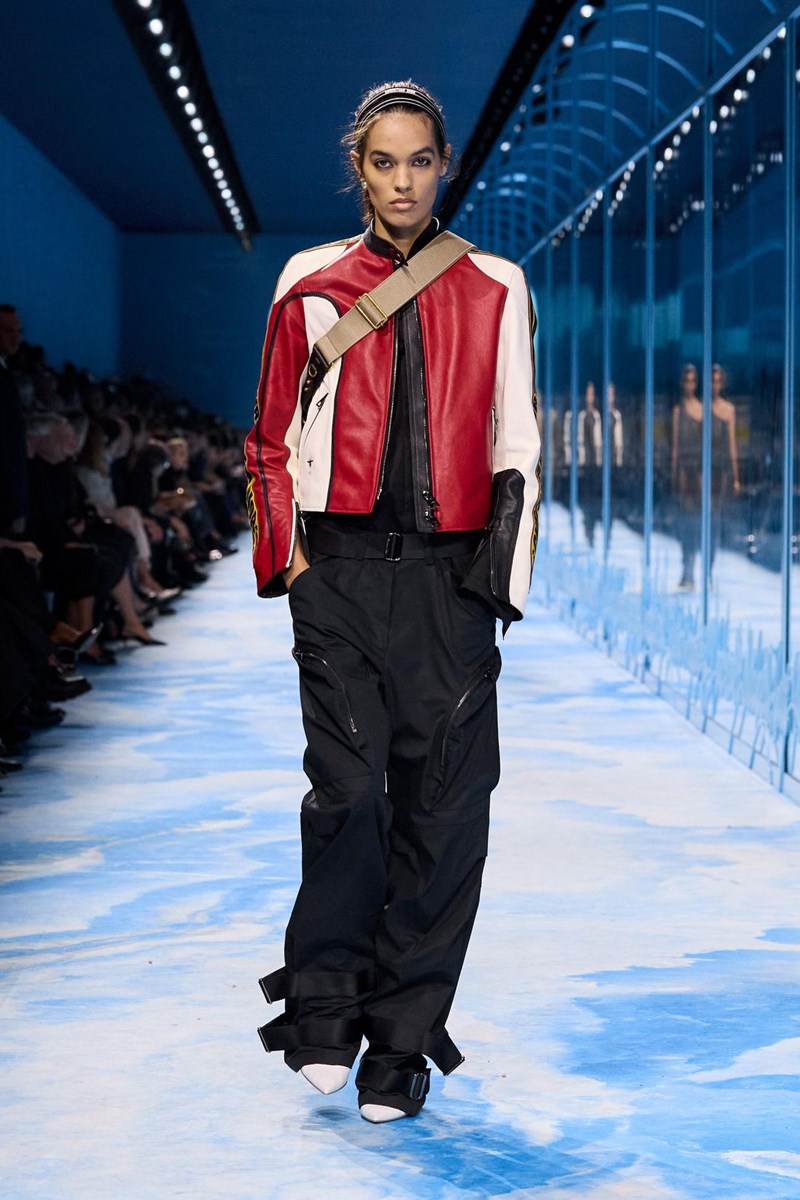Dior SS25: Η επιβλητική ισχύς της σύγχρονης θηλυκότητας - εικόνα 11