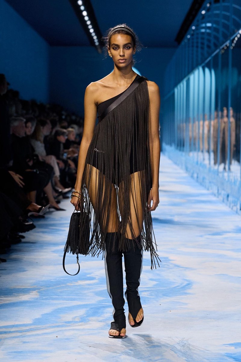 Dior SS25: Η επιβλητική ισχύς της σύγχρονης θηλυκότητας - εικόνα 14