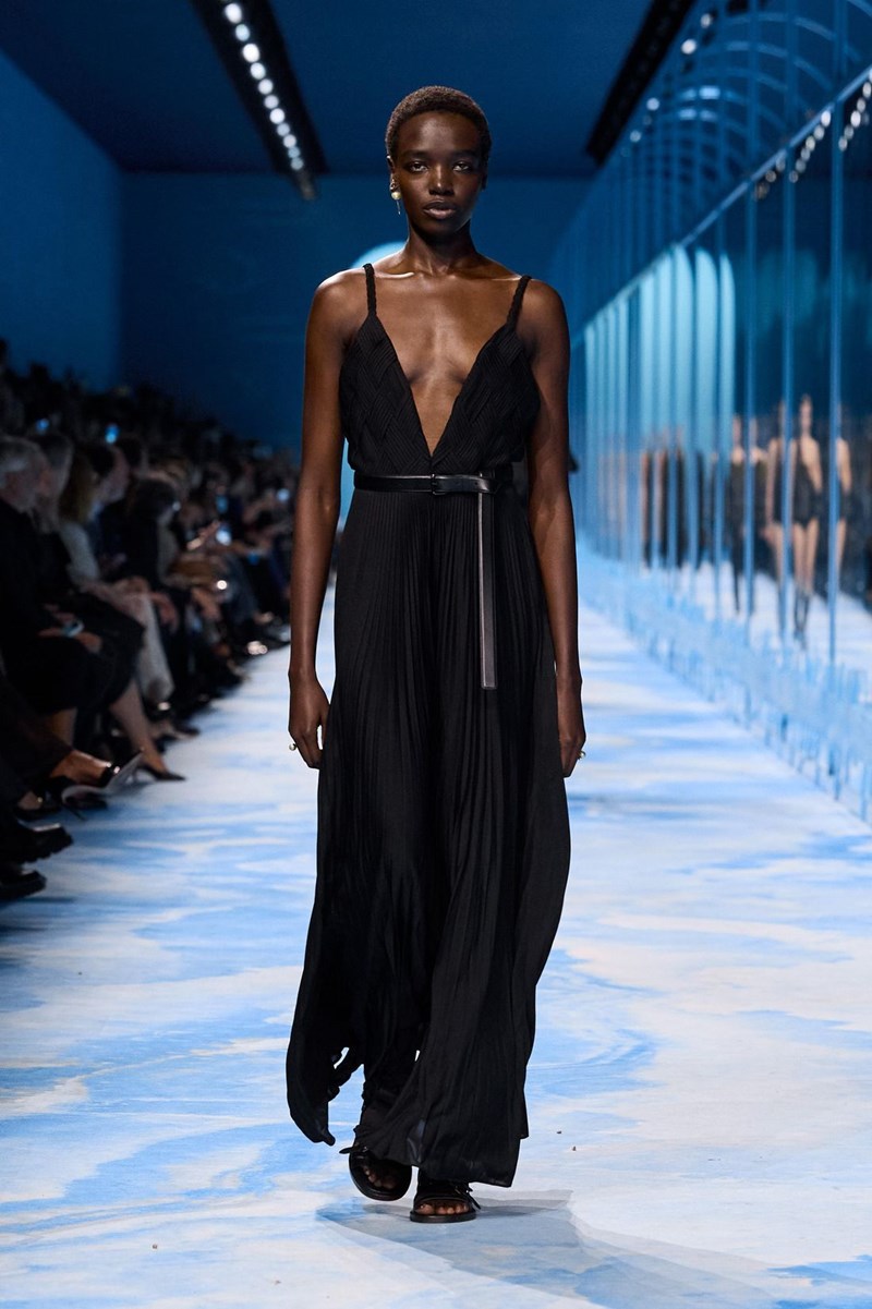 Dior SS25: Η επιβλητική ισχύς της σύγχρονης θηλυκότητας - εικόνα 17