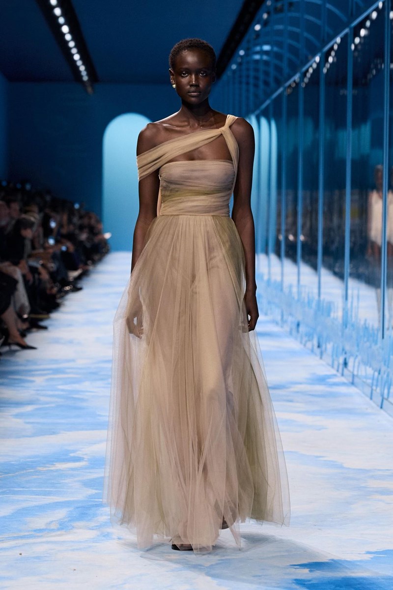 Dior SS25: Η επιβλητική ισχύς της σύγχρονης θηλυκότητας - εικόνα 18