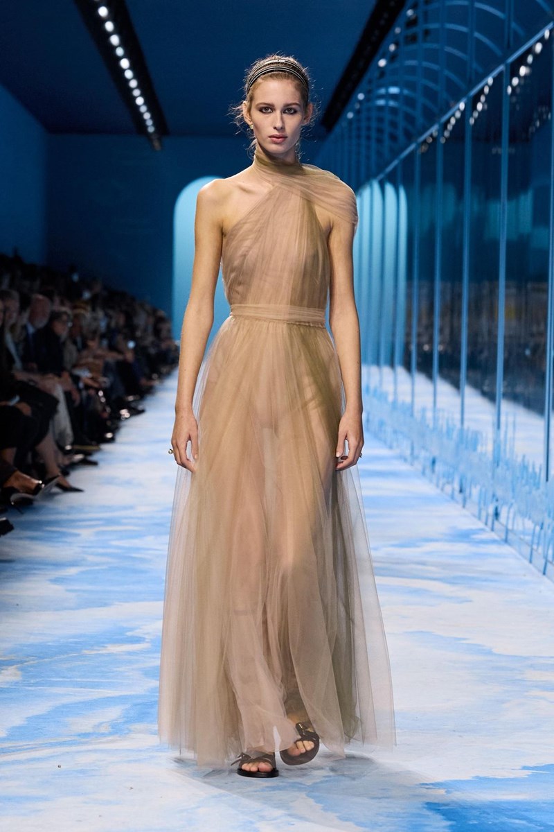 Dior SS25: Η επιβλητική ισχύς της σύγχρονης θηλυκότητας - εικόνα 19