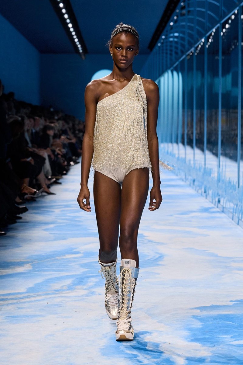 Dior SS25: Η επιβλητική ισχύς της σύγχρονης θηλυκότητας - εικόνα 20