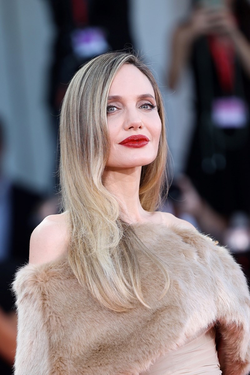 Angelina Jolie: Τα  μυστικά πίσω από το εντυπωσιακό beauty look της στην πρεμιέρα της ταινίας “Maria” - εικόνα 1