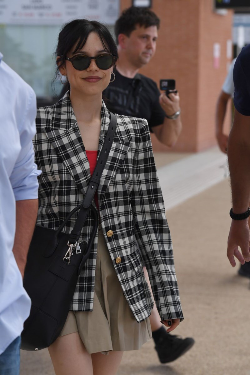 Style Inspo: Τα casual chic looks που ξεχωρίσαμε στο Φεστιβάλ Κινηματογράφου της Βενετίας - εικόνα 5