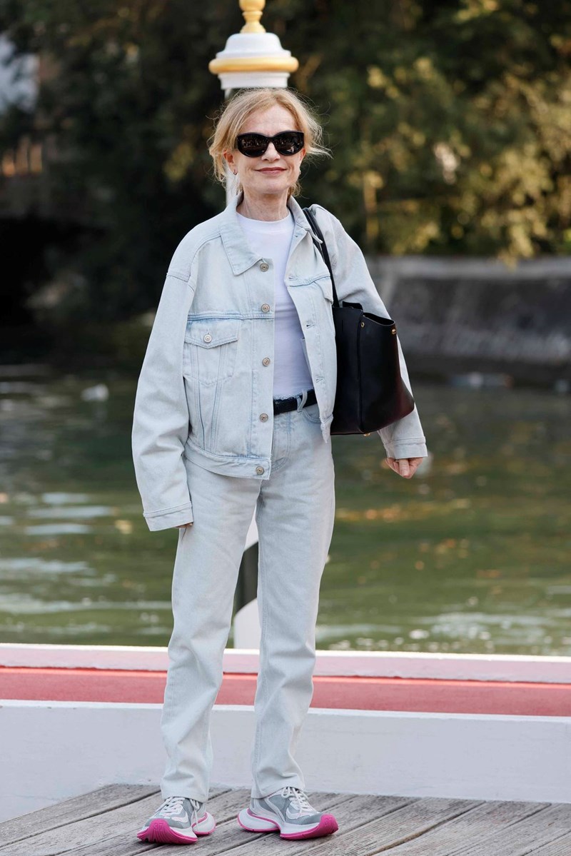 Style Inspo: Τα casual chic looks που ξεχωρίσαμε στο Φεστιβάλ Κινηματογράφου της Βενετίας - εικόνα 3