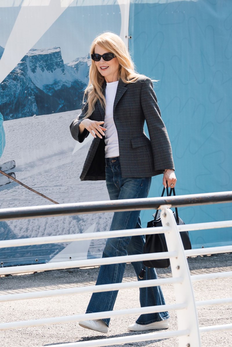 Style Inspo: Τα casual chic looks που ξεχωρίσαμε στο Φεστιβάλ Κινηματογράφου της Βενετίας - εικόνα 1