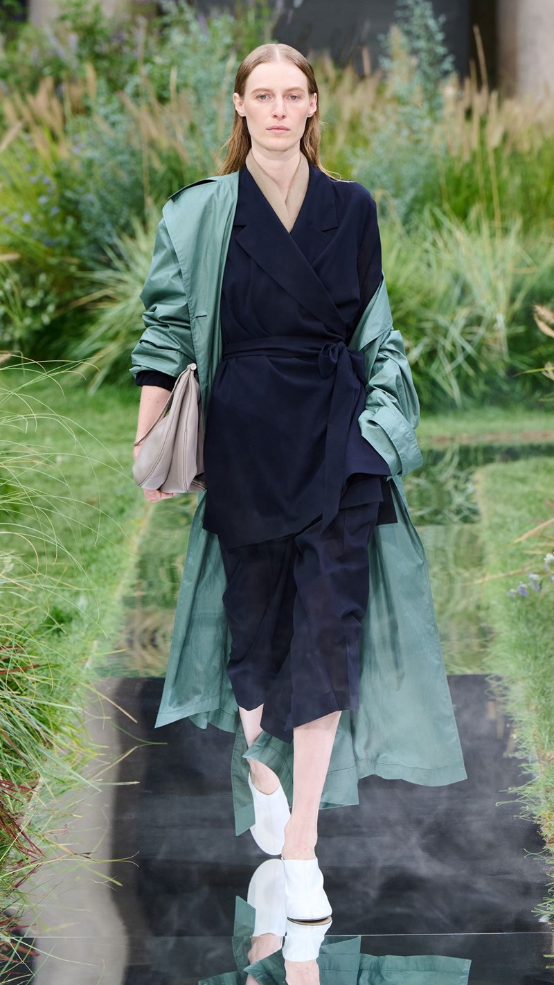 "Out of office": Η BOSS για τη συλλογή Άνοιξη / Καλοκαίρι 2025 έσπασε τα συμβατικά όρια της business ένδυσης - εικόνα 1