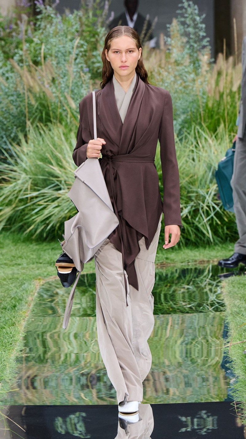 "Out of office": Η BOSS για τη συλλογή Άνοιξη / Καλοκαίρι 2025 έσπασε τα συμβατικά όρια της business ένδυσης - εικόνα 3