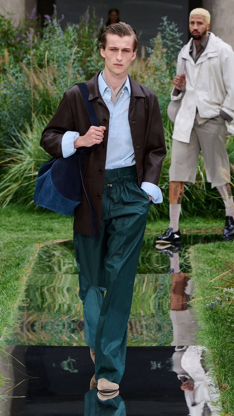 "Out of office": Η BOSS για τη συλλογή Άνοιξη / Καλοκαίρι 2025 έσπασε τα συμβατικά όρια της business ένδυσης - εικόνα 4