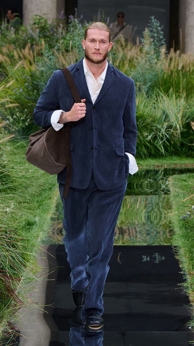 "Out of office": Η BOSS για τη συλλογή Άνοιξη / Καλοκαίρι 2025 έσπασε τα συμβατικά όρια της business ένδυσης - εικόνα 5