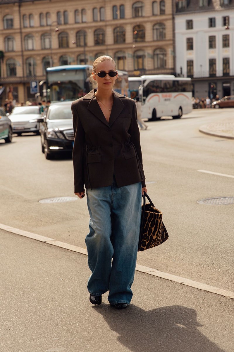 Τα τζιν παντελόνια που φοράνε τώρα οι fashion lovers σε Κοπεγχάγη και Τόκιο - εικόνα 2