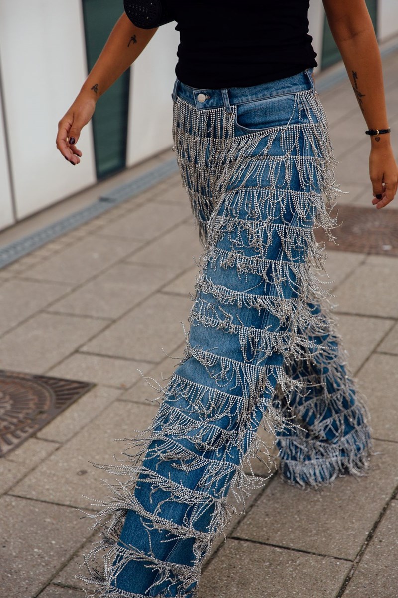 Τα τζιν παντελόνια που φοράνε τώρα οι fashion lovers σε Κοπεγχάγη και Τόκιο - εικόνα 4