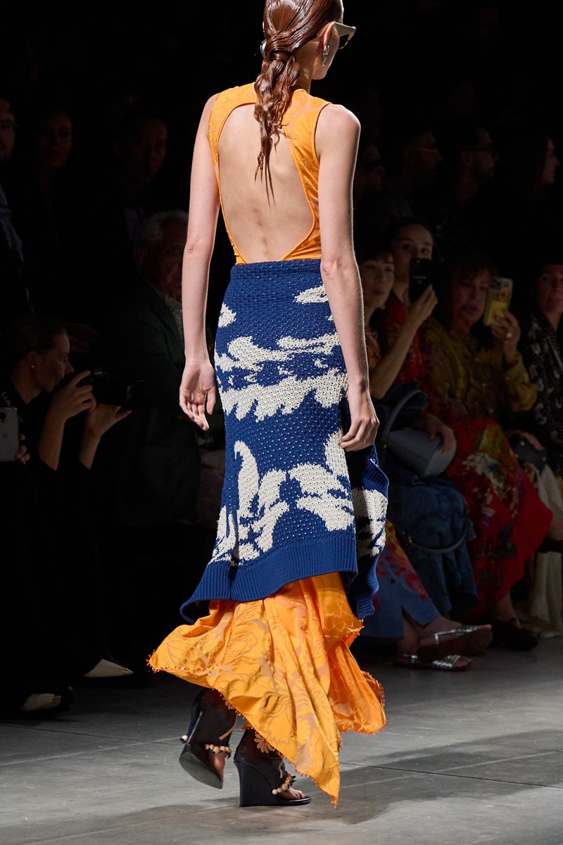 Milan Fashion Week: Όλα τα μυστικά πίσω από την εντυπωσιακή πλεξούδα που είδαμε στο show Etro SS25 - εικόνα 1