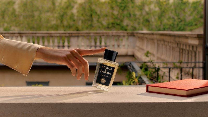 Το νέο σαγηνευτικό άρωμα τριαντάφυλλου που ήρθε να κάνει το φθινόπωρο πιο φωτεινό - εικόνα 1